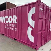 Opgeknapte container met logo