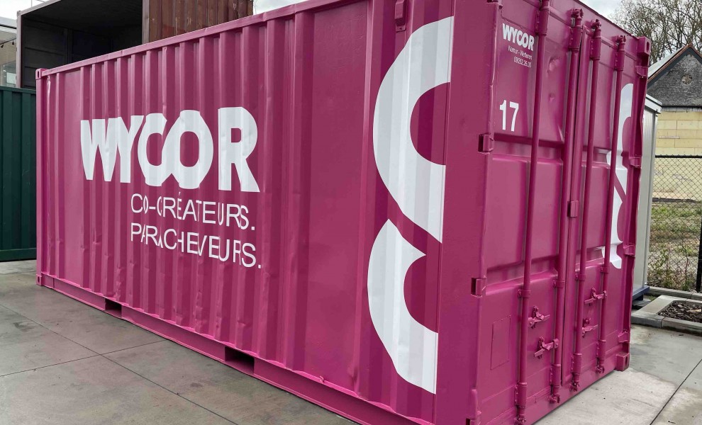 Überholter container mit logo