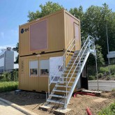 Conteneur de bureau avec escalier